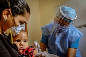 Ein Kind erhält eine Impfung in einem Gesundheitszentrum in Venezuela.