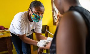 Nächste Herausforderung für die Agenda 2030: Die neuen Impfstoffe zur Prävention von Covid-19 auch Menschen in ärmeren Ländern zugänglich zu machen.