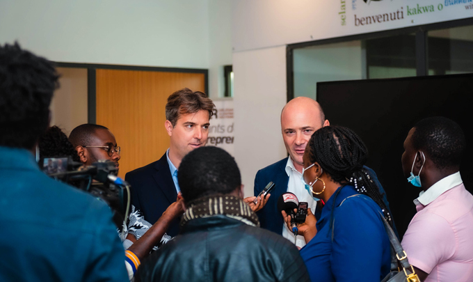 Senegalesische Journalisten interviewen Michael Kollik und Christoph Mayer (re.) von Prosper Africa.