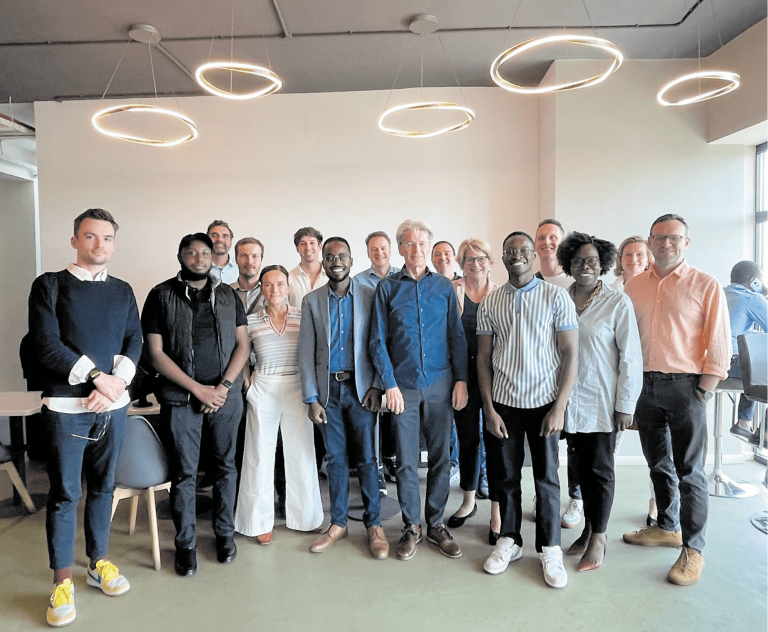 Gruppenbild mit vielen Menschen.