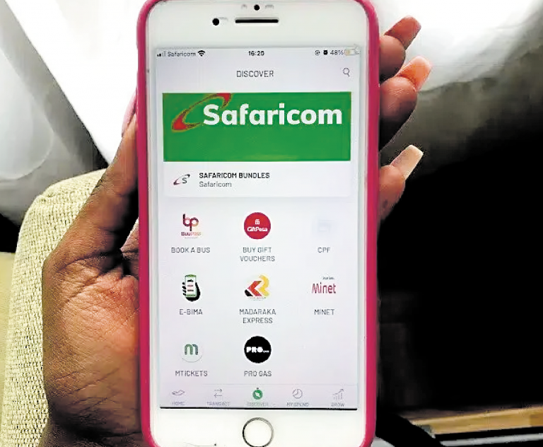 Smartphone in der Hand, Safaricom Website ist geöffnet.
