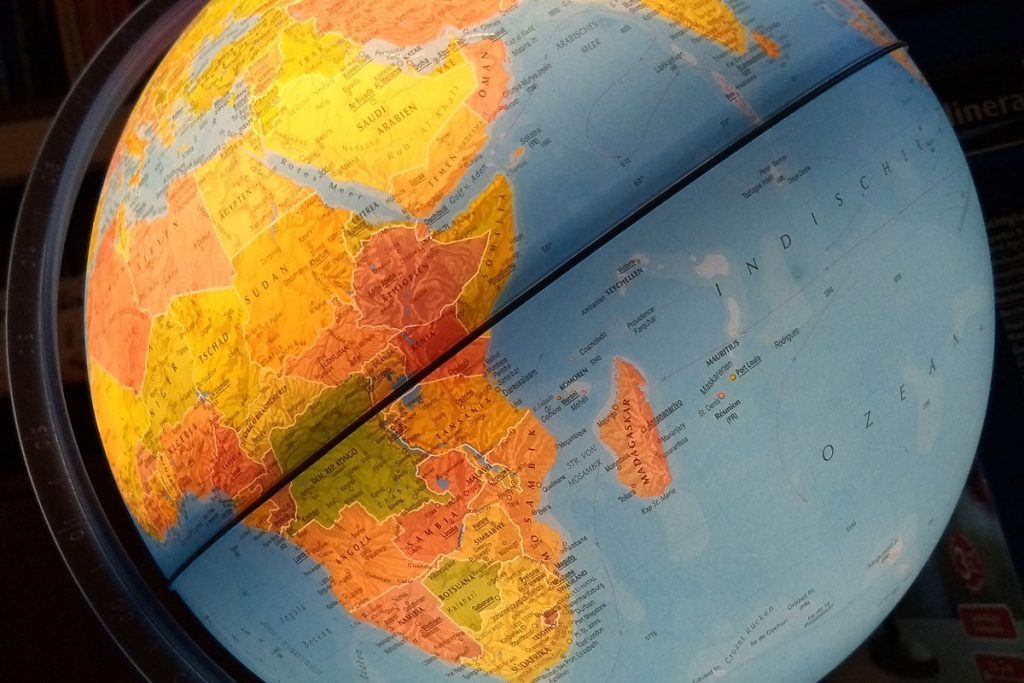 Ein beleuchteter Globus zeigt den afrikanischen Kontinent sowie Teile der Arabischen Halbinsel und des Indischen Ozeans mit Ländern wie Äthiopien, Kenia, Tansania und Madagaskar.