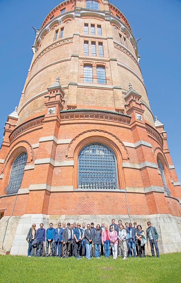 Wiener Wasserturm mit Menschen davor