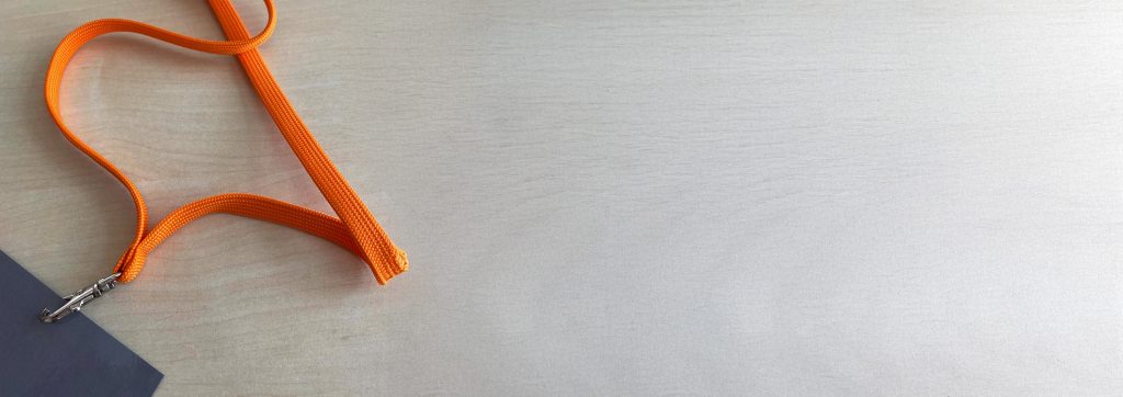 Schlüsselband mit Namenskarte auf Tisch – Event- oder Konferenzbadge