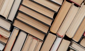 Viele Bücher von oben fotografiert.