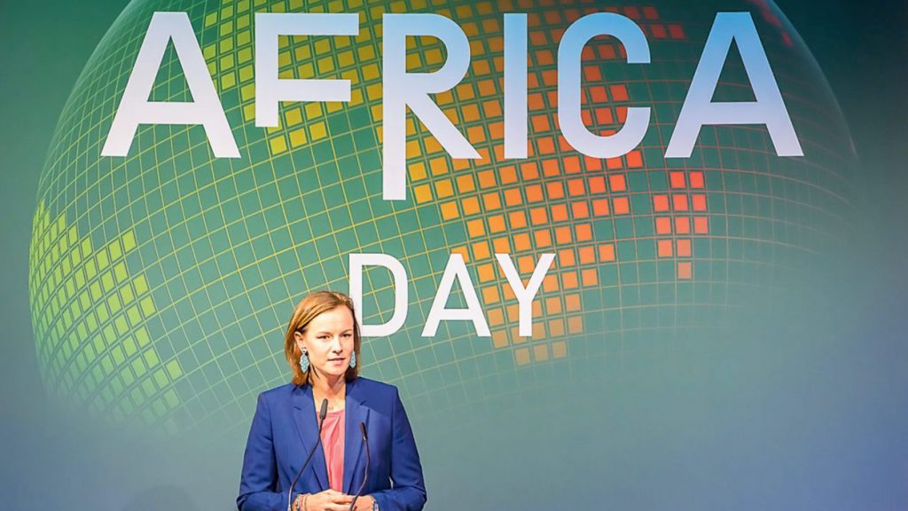 Frau spricht auf der Buene am Africa Day.