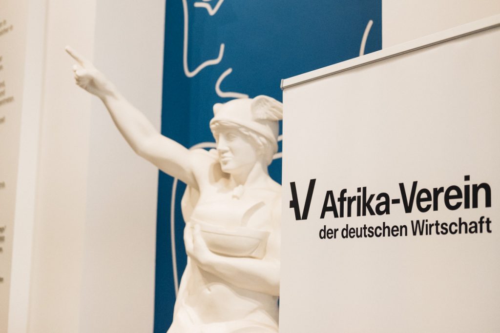 Detailaufnahme einer Statue neben einem Roll-up mit dem Logo des Afrika-Vereins der deutschen Wirtschaft.