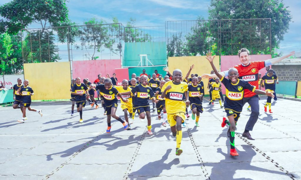 Laufende Kinder und ein laufender Mann.