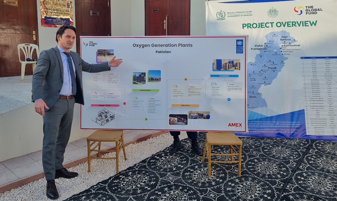 Amex-CEO Edwin Kleiber präsentiert ein aktuelles Vorhaben, das den Bau und die Installation von 36 Sauerstoffanlagen an verschiedenen Standorten in Pakistan umfasst.